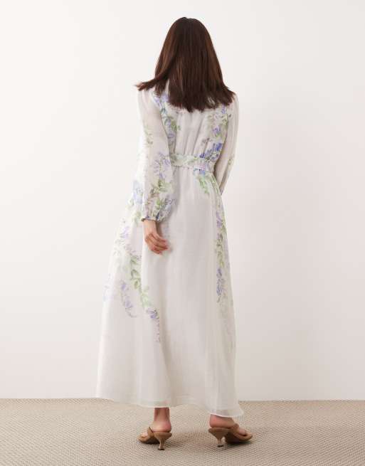 Forever New Petite robe mi-longue en coton à manches ballon, boutonnée sur toute la longueur, avec détail ceinture, à fleurs blanches, 4 de 4