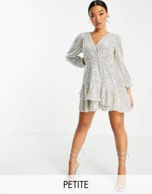 Forever New Petite - Robe portefeuille courte à sequins avec ourlet à volants - Argenté
