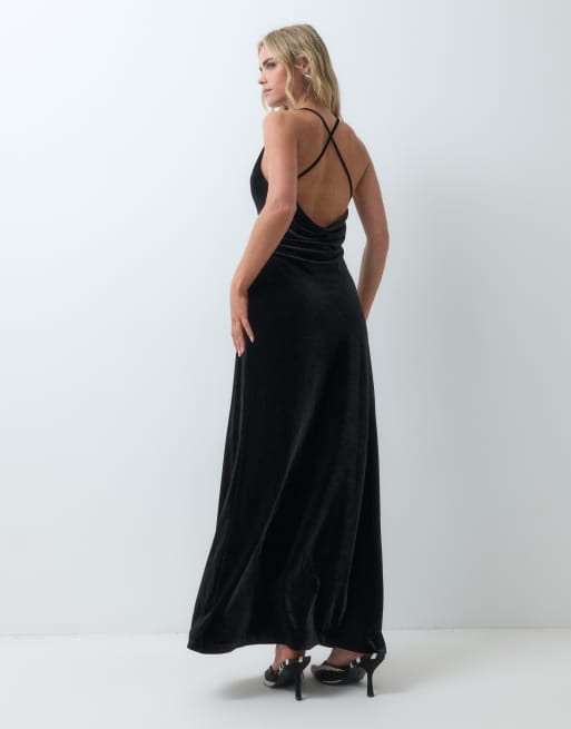 Forever New Petite sammet maxiklänning med draperad ringning och låg korsad rygg i svart, 4 av 5