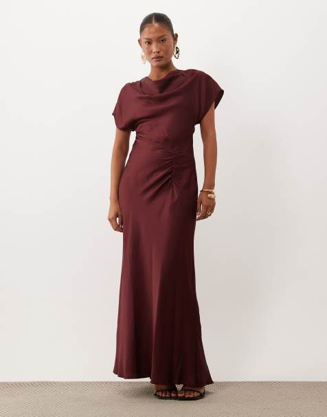 Forever New Petite satin maxiklänning med hög draperad hals och veckad sidodetalj i snedskuren modell i burgundy - view 1