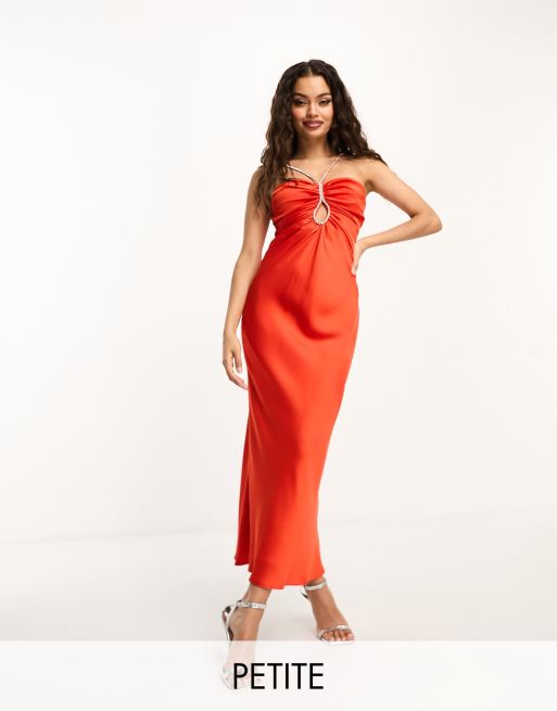 Forever New Petite – Satin-Maxikleid in Rot mit strassbesetztem Schlüssellochausschnitt