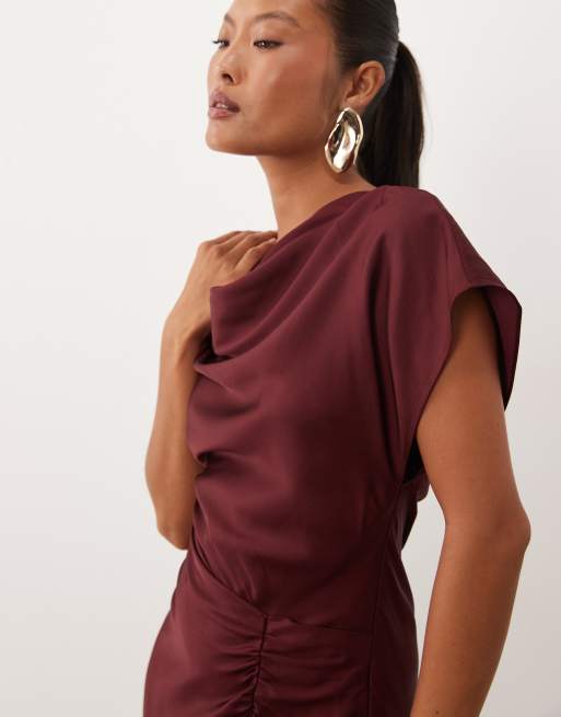 Forever New Petite Satin-Maxikleid mit hohem Wasserfallausschnitt und seitlicher Drapierung in Burgunderrot, 4 von 4