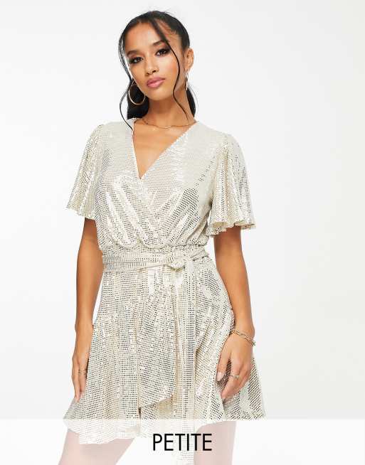 Forever New Petite – Silverfärgad miniklänning med paljetter, omlottdesign och volang