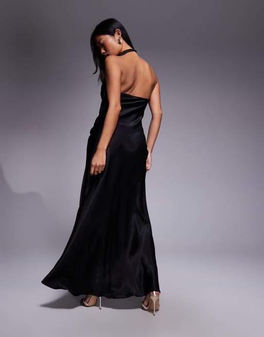 Forever New Petite - Sort maxikjole i satin med halterneck og draperet knudedetaljer, 3 af 4