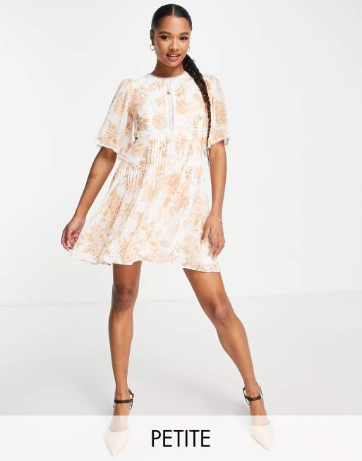 Forever New Petite – Sukienka mini z zabudowanym dekoltem i kwiatowym wzorem w morelowym kolorze