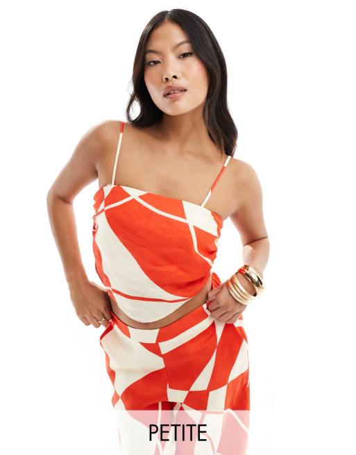 Forever New Petite - Top a fascia stile sciarpa rosso con stampa bianca in coordinato