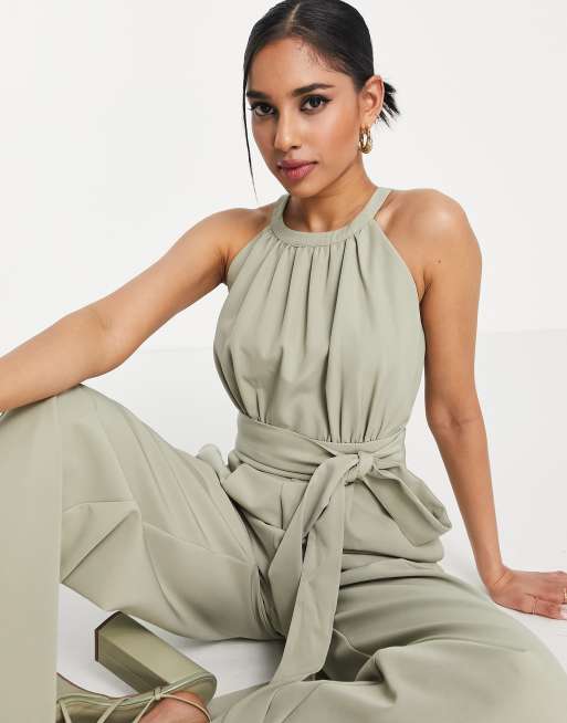 Forever New Petite - Tuta jumpsuit kaki tenue allacciata al collo, 3 di 4