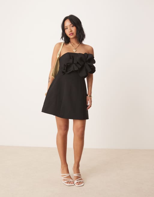 Forever New Petite - Vestito corto nero con fiori 3D, 3 di 4