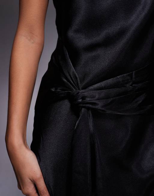 Forever New Petite - Vestito lungo in raso nero allacciato al collo con nodo e drappeggio, 4 di 4