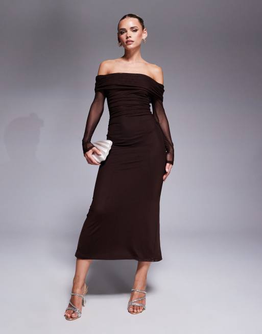 Forever New Petite - Vestito lungo in tessuto a rete color cioccolato con scollo alla Bardot e maniche trasparenti