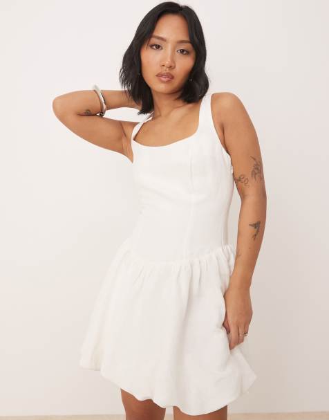 Forever New Petite – Vit miniklänning med fyrkantig halsringning och sänkt fåll - view 1