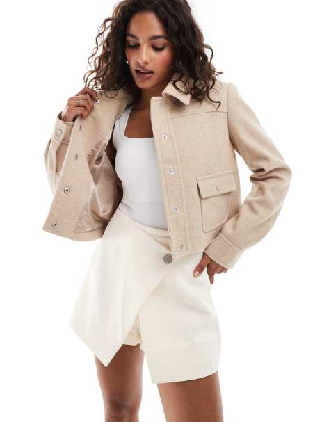 Forever New Petite – Weiche Hemdjacke in Beige - view 1