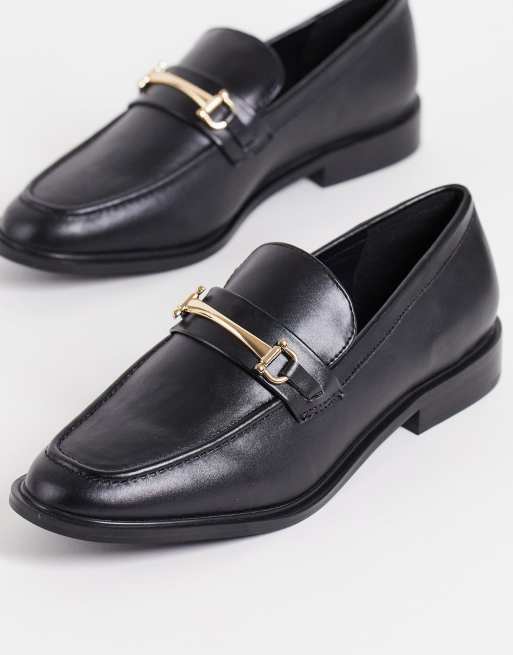 Forever New - Platte loafers met gouden gesp in zwart