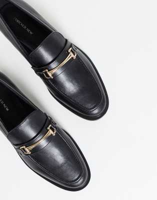 Forever New - Platte loafers met gouden gesp in zwart | ASOS