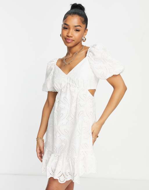 Forever New - Robe courte en broderie anglaise à découpes avec manches bouffantes - Ivoire