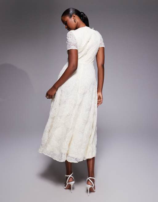 Forever New - Robe de mariée longueur mollet effet texturé avec roses en relief - Crème, 4 de 4