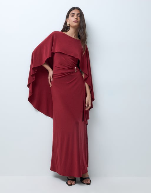 Forever New robe longue en mousseline avec cape superposée et détail métallique, bordeaux, 2 de 5