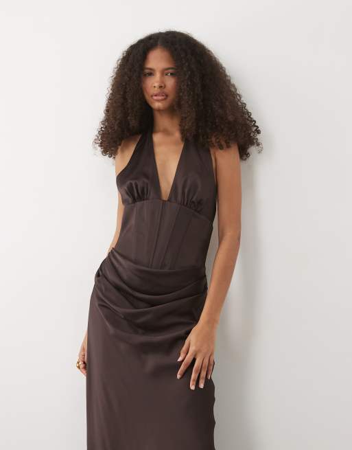 Forever New - Robe longue en satin à décolleté plongeant et détail corset - Chocolat, 2 de 4