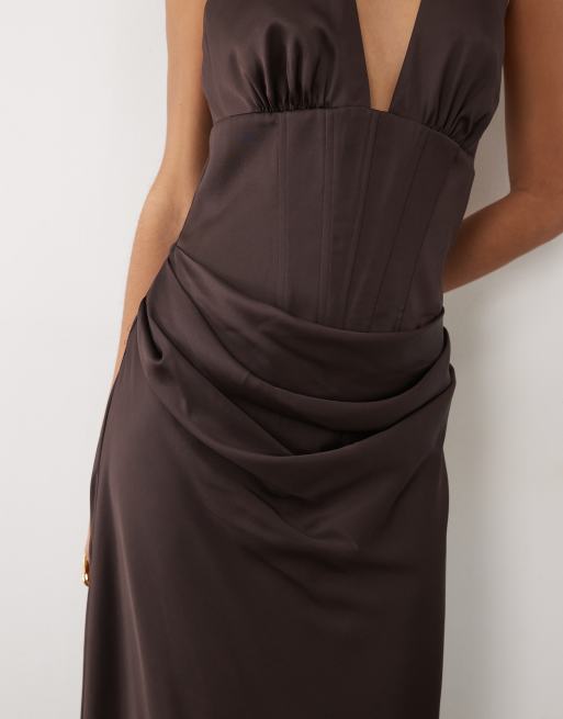 Forever New - Robe longue en satin à décolleté plongeant et détail corset - Chocolat, 4 de 4
