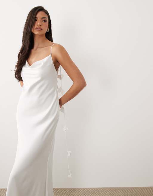 Forever New - Robe longue en satin avec bretelles fines et dos échancré à grosses fleurs - Blanc, 2 de 4