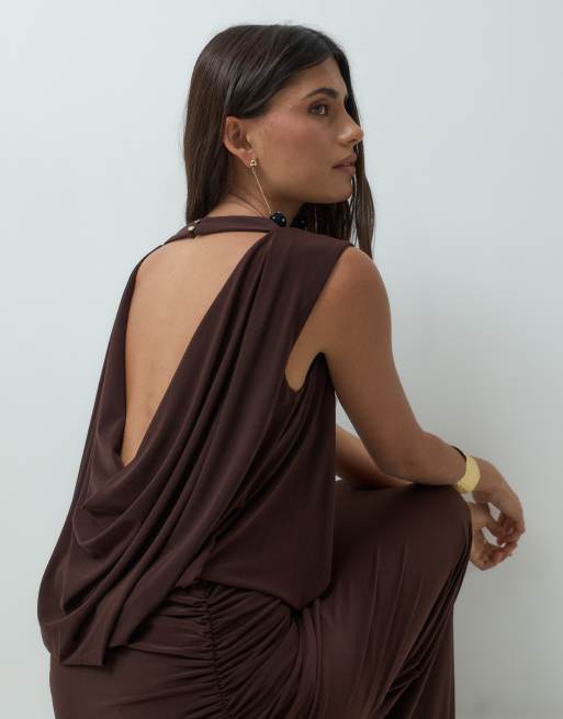 Forever New robe longue froncée à encolure bateau et dos bénitier ouvert couleur chocolat, 2 de 5