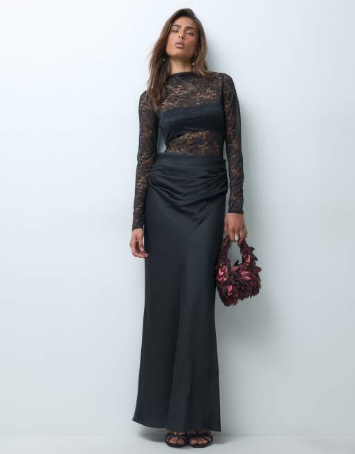 Forever New robe longue noire en dentelle transparente avec détail drapé à la taille, 2 de 5