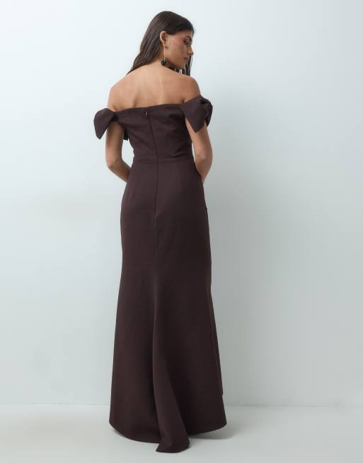 Forever New robe longue sirène à détail nœud bardot couleur chocolat, 5 de 5