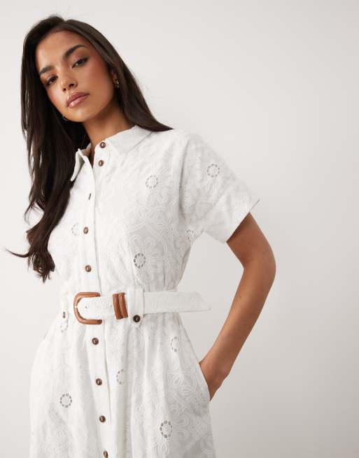 Forever New robe midi chemise en coton à manches courtes, brodée, avec détail ceinture, blanche, 3 de 4