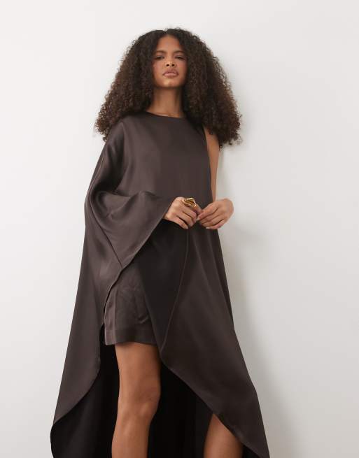Forever New satin one sleeve asymmetrisk minikjole i chokolade, 2 af 4