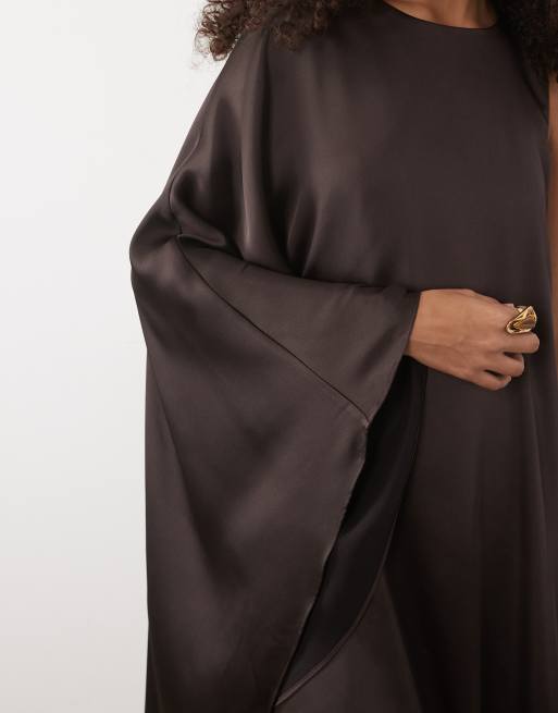 Forever New satin one sleeve asymmetrisk minikjole i chokolade, 3 af 4