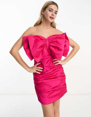 Forever New - Schulterfreies Minikleid in Rosa mit Schleife