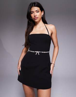 Forever New - Strukturiertes Minikleid in Schwarz mit Strassschleife