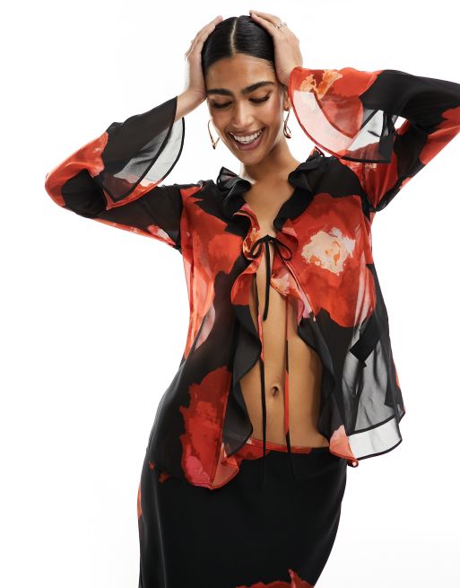 Forever New - Top a maniche lunghe trasparente con laccetti e stampa a fiori rossi in coordinato