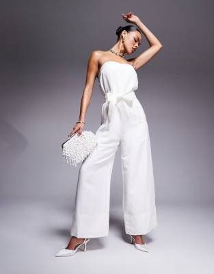 Forever New - Trägerloser Jumpsuit in Porzellanweiß mit Taillengürtel und weitem Bein