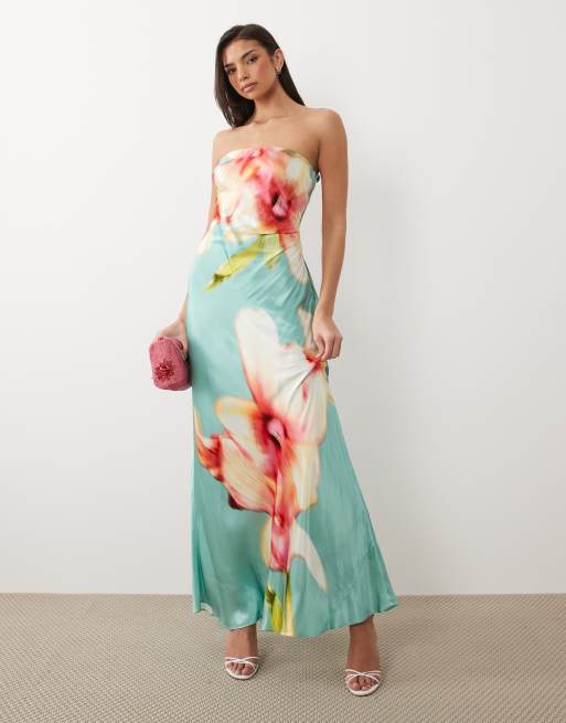 Forever New – Trägerloses Maxikleid aus Satin in Türkis mit übergroßem Blumenmuster, 2 von 4