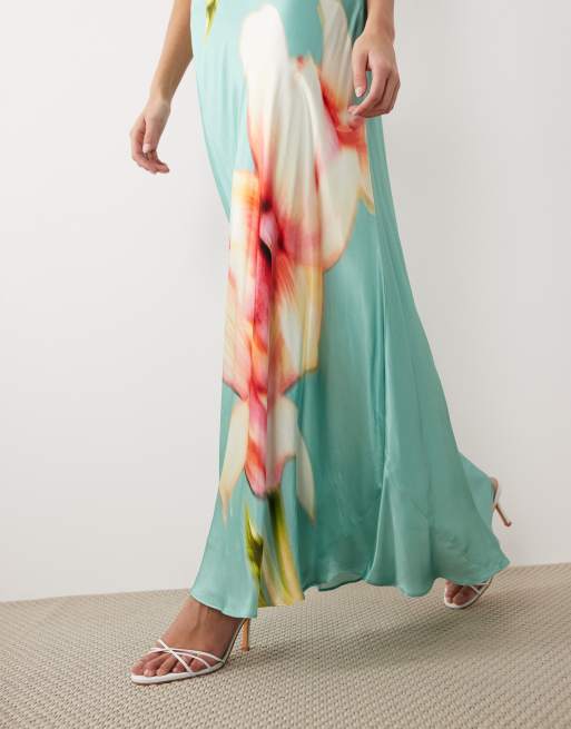 Forever New – Trägerloses Maxikleid aus Satin in Türkis mit übergroßem Blumenmuster, 4 von 4