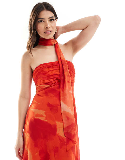 Forever New – Trägerloses Maxikleid in Rot geblümt mit Halsband, 2 von 4