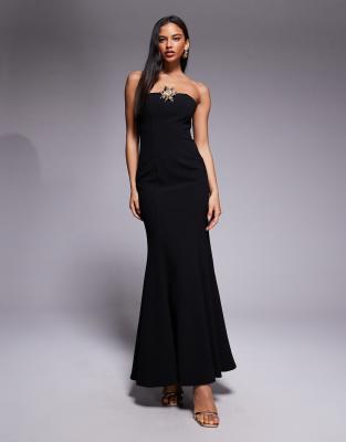 Forever New - Verziertes Maxikleid in Schwarz mit goldfarbener Blume und Schwalbenschwanz