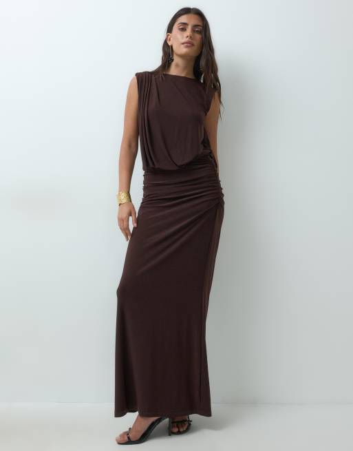 Forever New vestido largo fruncido en chocolate con escote oblicuo y espalda drapeada abierta, 5 de 5