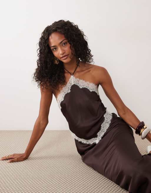 Forever New - Vestido largo marrón chocolate con cuello halter y ribete de encaje, 2 de 4