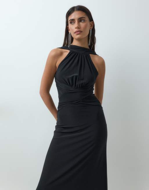 Forever New vestido largo negro con cuello halter, espalda baja y detalle de panel fruncido, 3 de 5