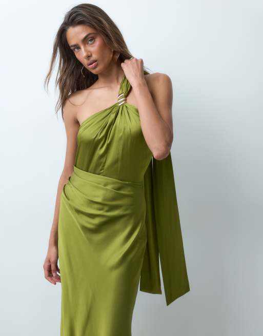 Forever New vestido largo satinado con detalle de drapeado y cuello halter en chartreuse, 2 de 5