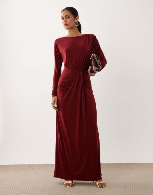 Forever New - vestido maxi de manga larga con detalle drapeado en color berry, 1 de 4