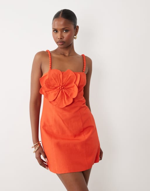 Forever New - Vestito corto arancione con fiori 3D