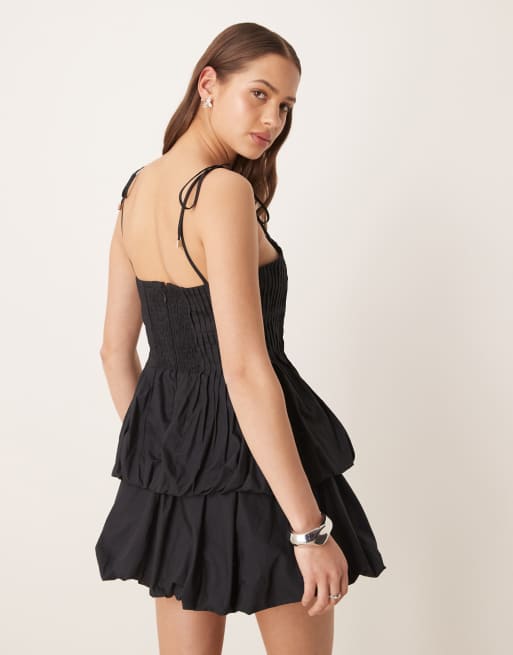 Forever New - Vestito corto nero con fondo a doppio palloncino e spalline allacciate, 3 di 4
