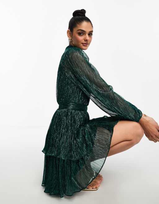Forever New - Vestito corto plissé verde smeraldo metallizzato a balze, 2 di 4
