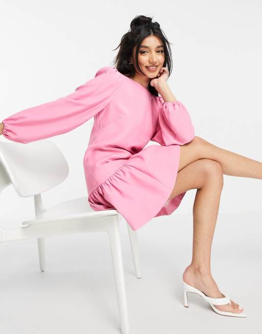 Forever New - Vestito corto strutturato con orlo con volant e maniche a palloncino rosa