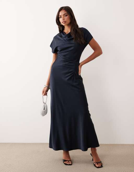 Forever New - Vestito lungo accollato in raso blu navy con pieghe laterali e dettaglio sbieco
