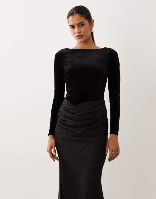Forever New vestito maxi in velluto con scollo a barchetta e vita in satin drappeggiata nero, 3 di 4