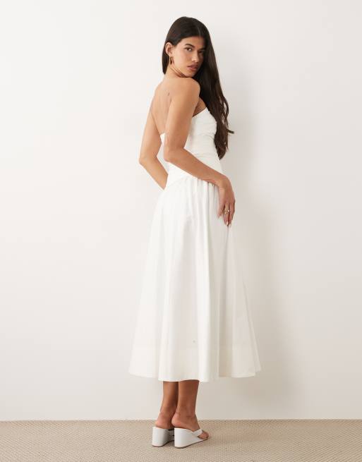 Forever New – Vit, asymmetrisk, rynkad midiklänning i bomull med bandeau-ringning, 3 av 4
